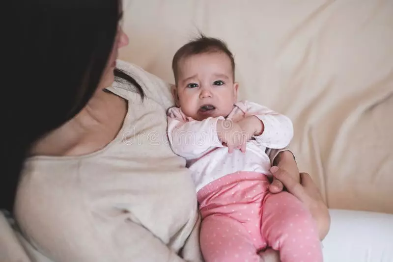 Bé bị đau thường xuyên phải làm sao: Hướng dẫn toàn diện cho cha mẹ