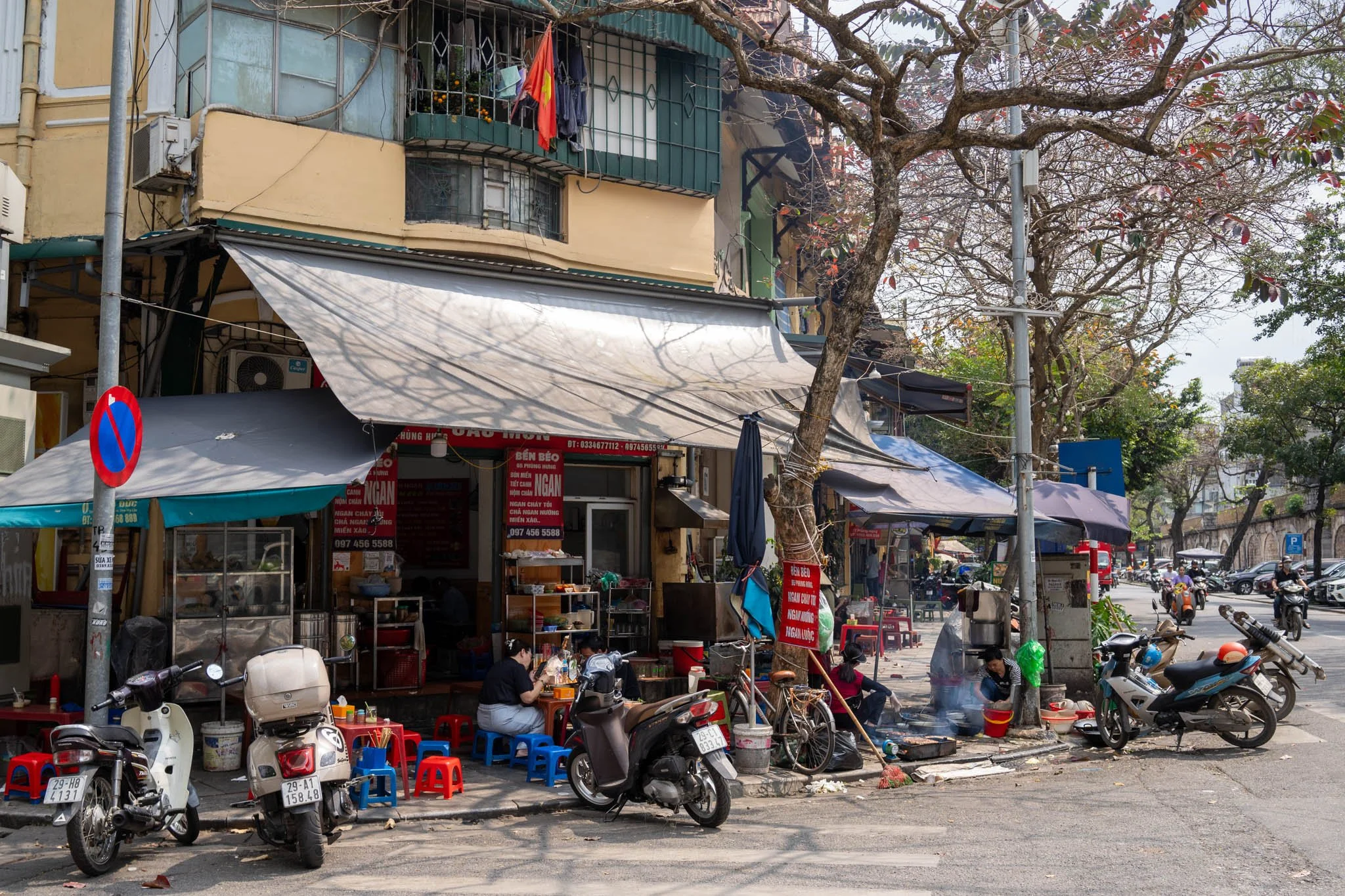 Người dân Hà Nội thưởng thức ẩm thực